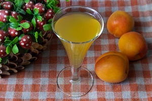 Наливка з абрикос на спирту